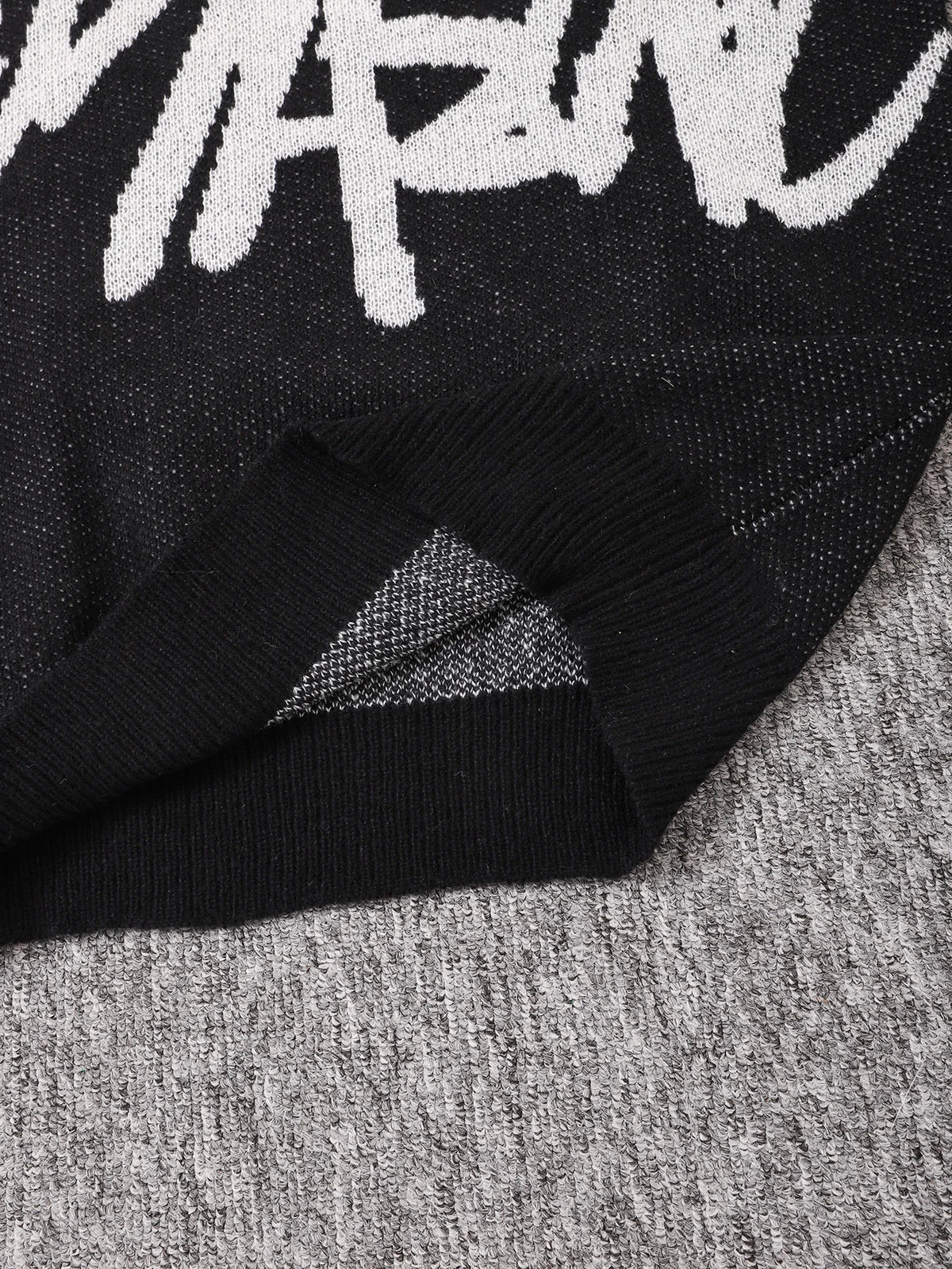 Simple Long-Sleeved Crew Neck Knit Sweater Suitable for Men, Comfortable and Stylish for Everyday Wear, a Fashionable Layering Choice for Any Season
