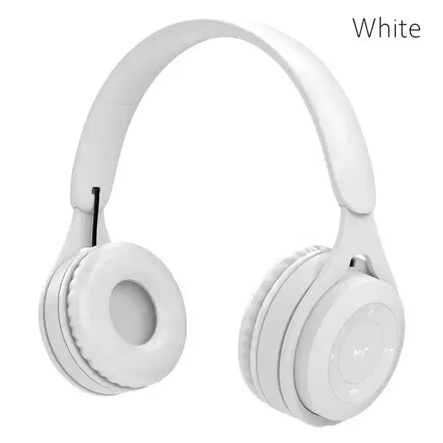ホワイトのオーバーイヤー・ワイヤレスBluetoothヘッドホン。やわらかいパッド付きイヤーカップと、長時間使用および効率的な充電時間のための3.5mmオーディオポートを備えています。