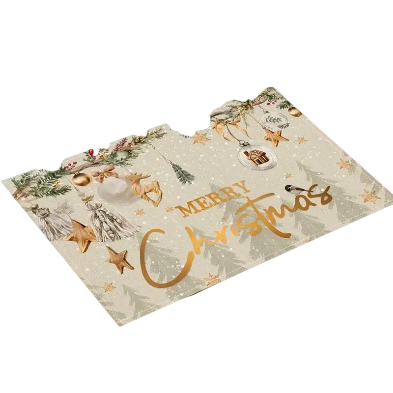 Dessous de table pour sapin de Noël présentant un lettrage en feuille d’or et des illustrations festives de rennes, de décorations, d’étoiles et de branches de pin sur un fond de couleur crème.