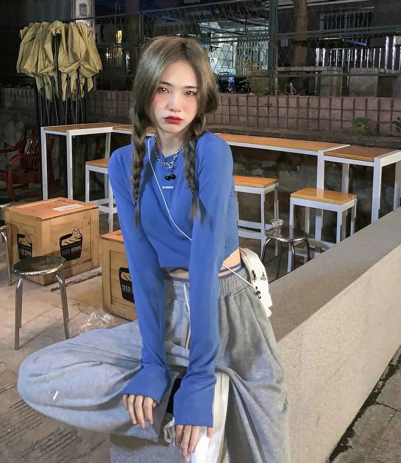 Blaues Damen-Langarm-Crisscross-Crop-Top mit dezentem Front-Logo und gerippten Bündchen aus weichem Stoff