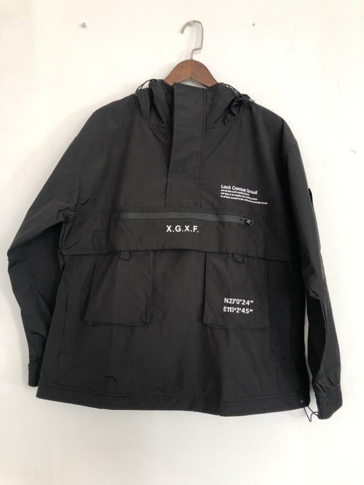 Veste imperméable à capuche tactique techwear noire x.g.x.f, présentée de dos, avec une matière durable et résistante à l’eau conçue pour un usage en extérieur.