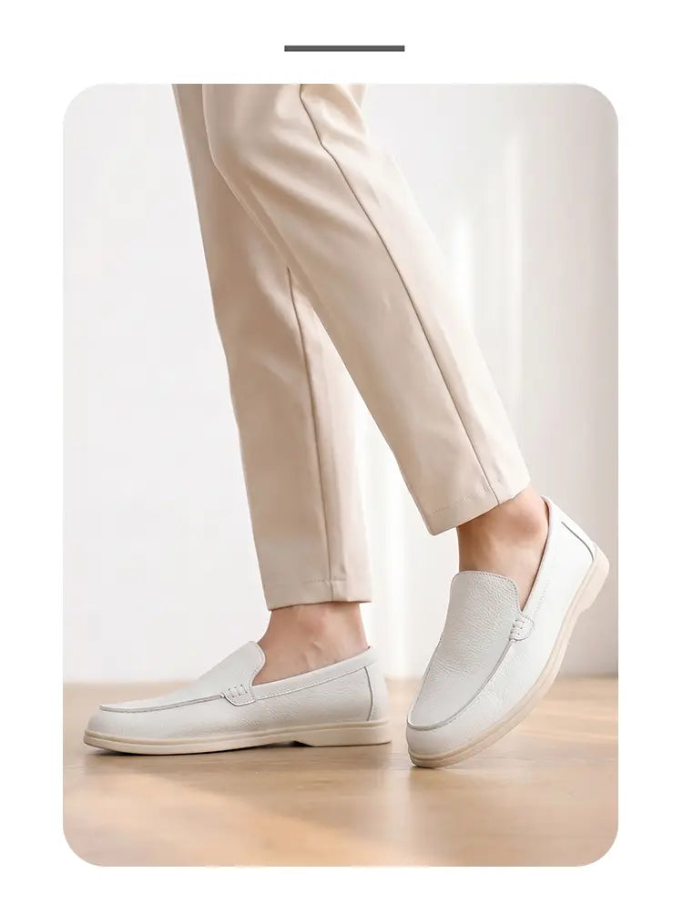 Mocassins à enfiler en cuir noir pour hommes, avec des mocassins à enfiler en cuir blanc, présentant une finition légèrement texturée et un design minimaliste épuré.
