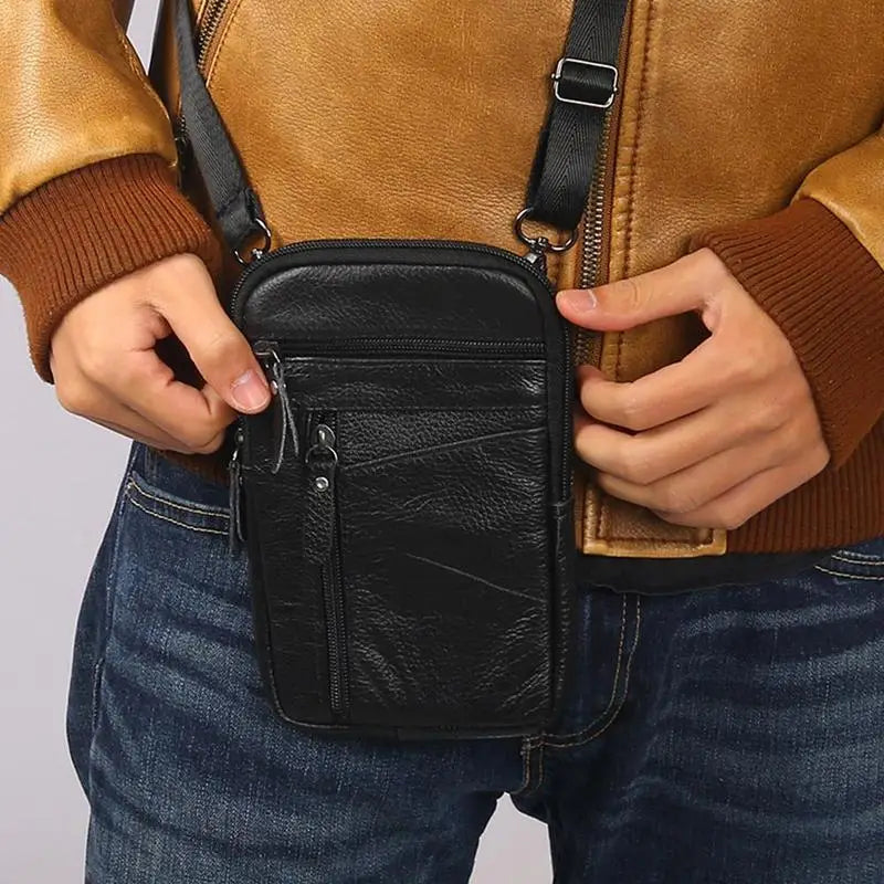 schwarze Ledergürteltasche für Herren mit strukturierter Oberfläche und mehreren Reißverschluss-Fächern, entworfen als bequeme Gürteltasche und Umhängetasche für das Mobiltelefon.