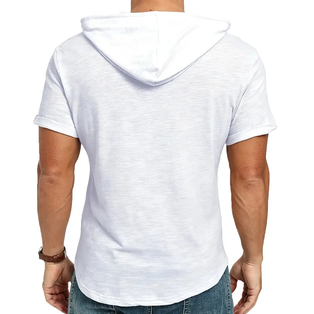 Veste à capuche respirante légère pour homme, à manches courtes, blanche, à coupe décontractée et texture subtile, conçue comme tenue décontractée.