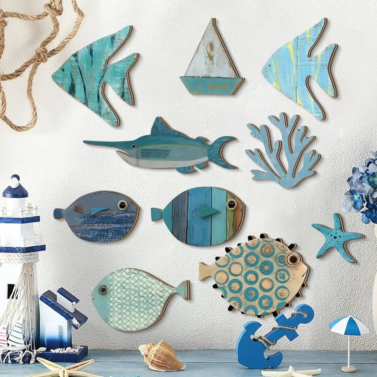 décoration murale en forme de poisson en bois bleu et bleu-vert, avec rayures peintes, points et finitions texturées, style côtier, pour une décoration murale inspirée de l’océan