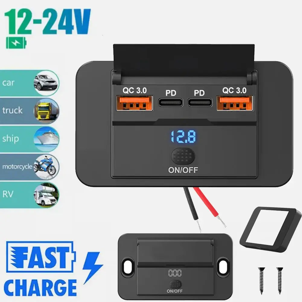 Schwarzer 12-V-24-V-USB-C-Kfz-Ladeanschluss mit orangefarbenen USB-A- und USB-C-Anschlüssen sowie digitaler Spannungsanzeige für schnelles PD- und QC3.0-Laden.