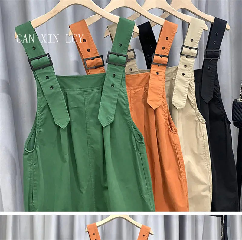 Combinaison salopette en coton pour femmes style utilitaire vert, orange, beige et noir, avec bretelles réglables et boucles métalliques.