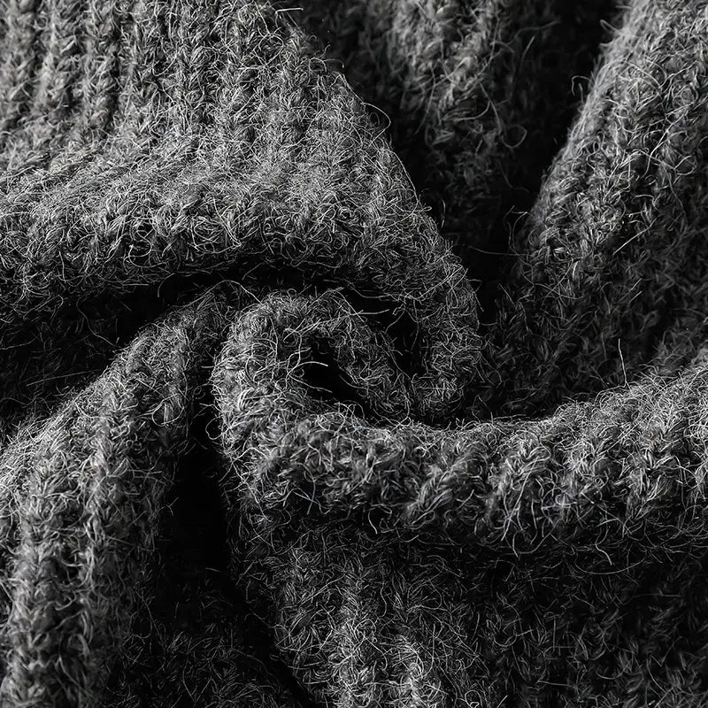 Herren-V-Ausschnitt-Strickcardigan in Dunkelgrau mit einem gemütlichen, strukturiert-flauschigen Schal mit sichtbaren Garnfasern.