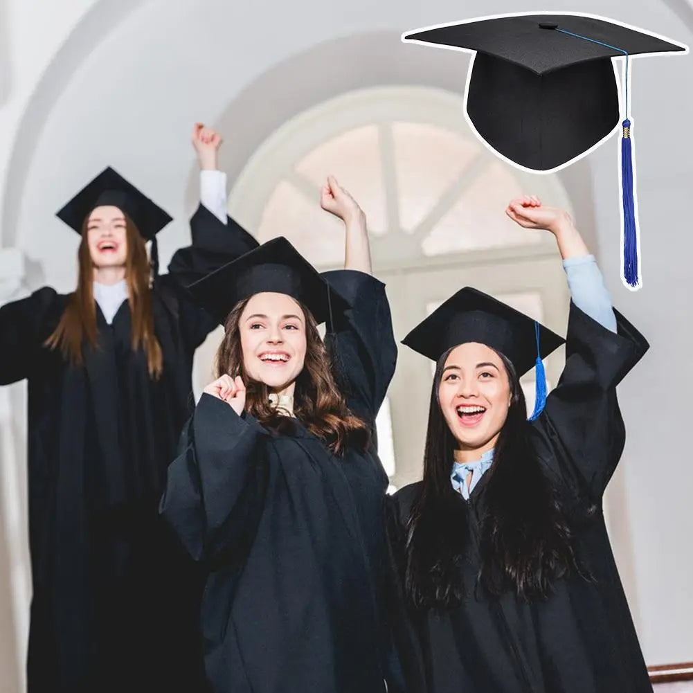 Bonnet de diplômé noir avec gland bleu et bande élastique réglable, présenté du côté arrière, conçu pour les cérémonies de remise des diplômes