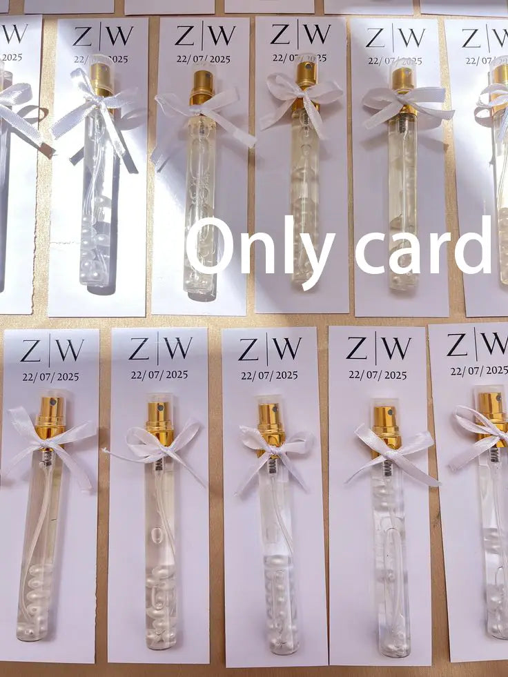 bouteilles en verre transparent pour carte cadeau de parfum de mariage personnalisée, avec des capuchons dorés et des rubans blancs, présentées comme des cadeaux de mariage