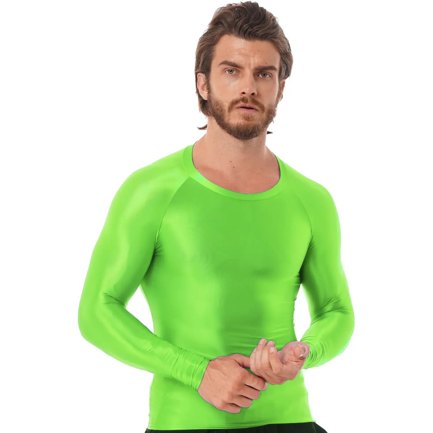 Camiseta de compresión para hombre de manga larga y acabado brillante en verde neón vibrante, con cuello redondo, confeccionada con material brillante para mejorar el rendimiento.
