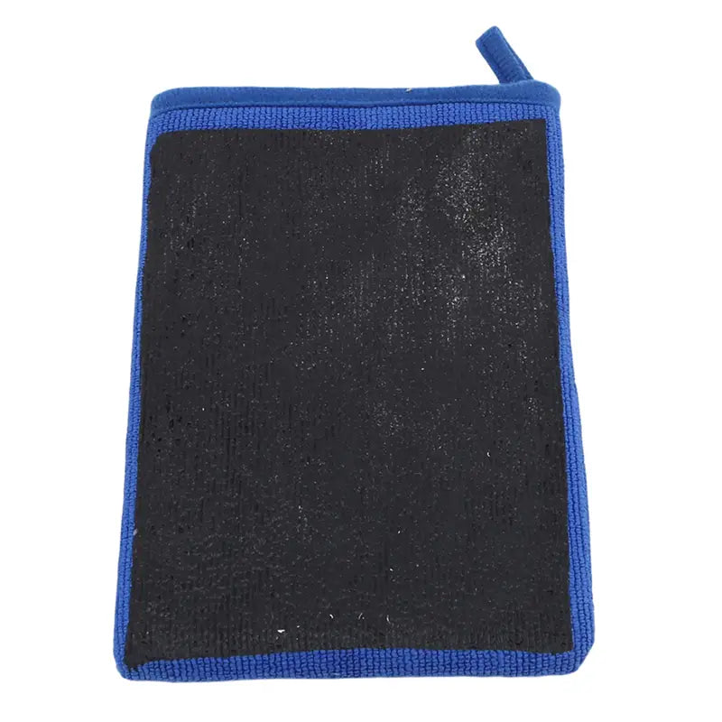 Esponja corporal exfoliante negra con marco azul y superficie abrasiva texturizada con asa con bucle, incluida en el producto de toalla auto de detallado automotriz con arcilla mágica.