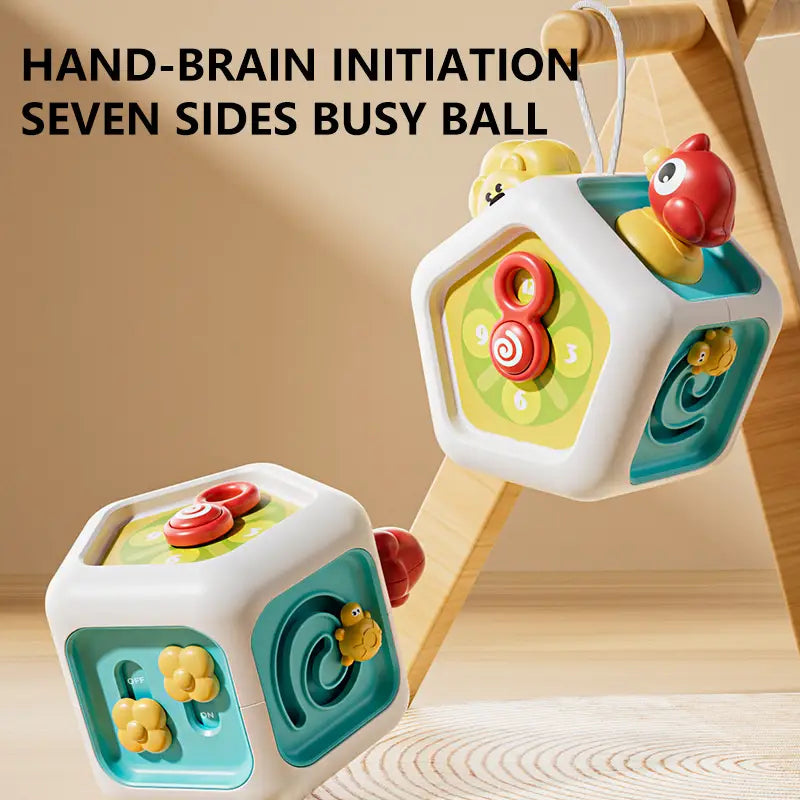 Jouet de voyage cube d’occupation Montessori : forme blanche à sept côtés avec des éléments interactifs colorés, conçue pour le développement de la petite enfance.