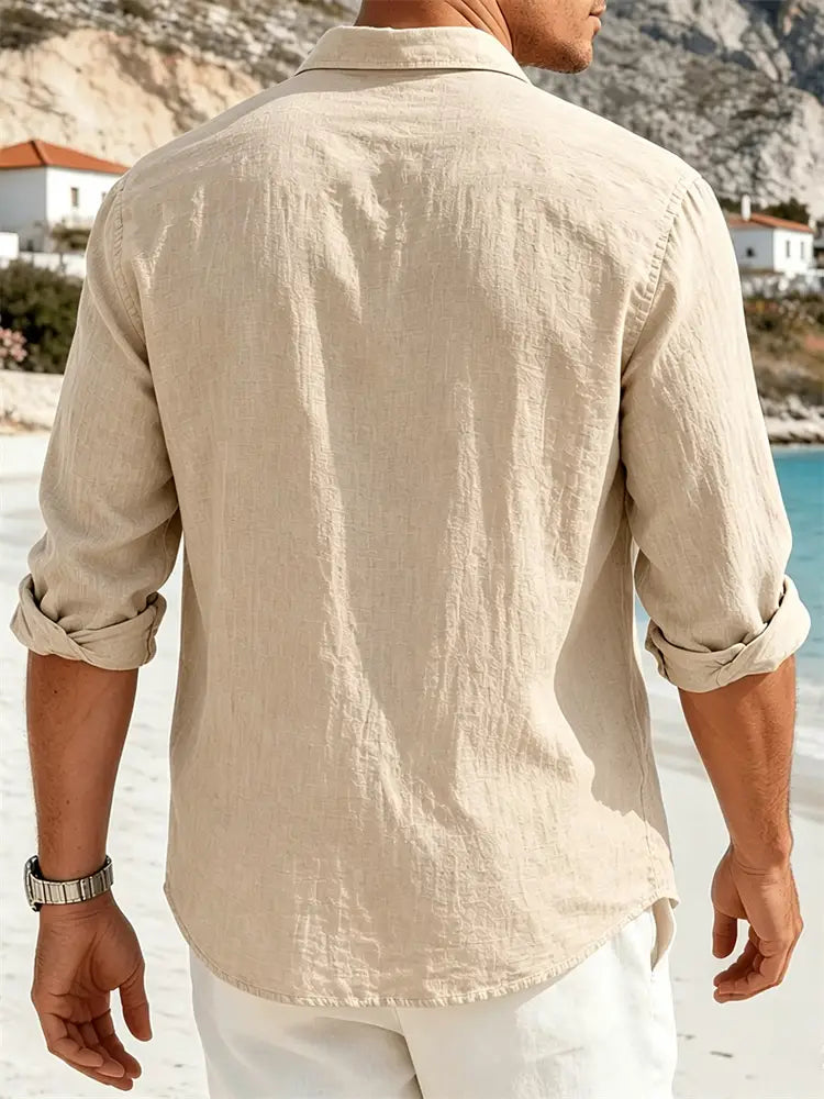 Chemise pour homme en coton et lin beige à manches longues, avec patte boutonnée et manches retroussées.
