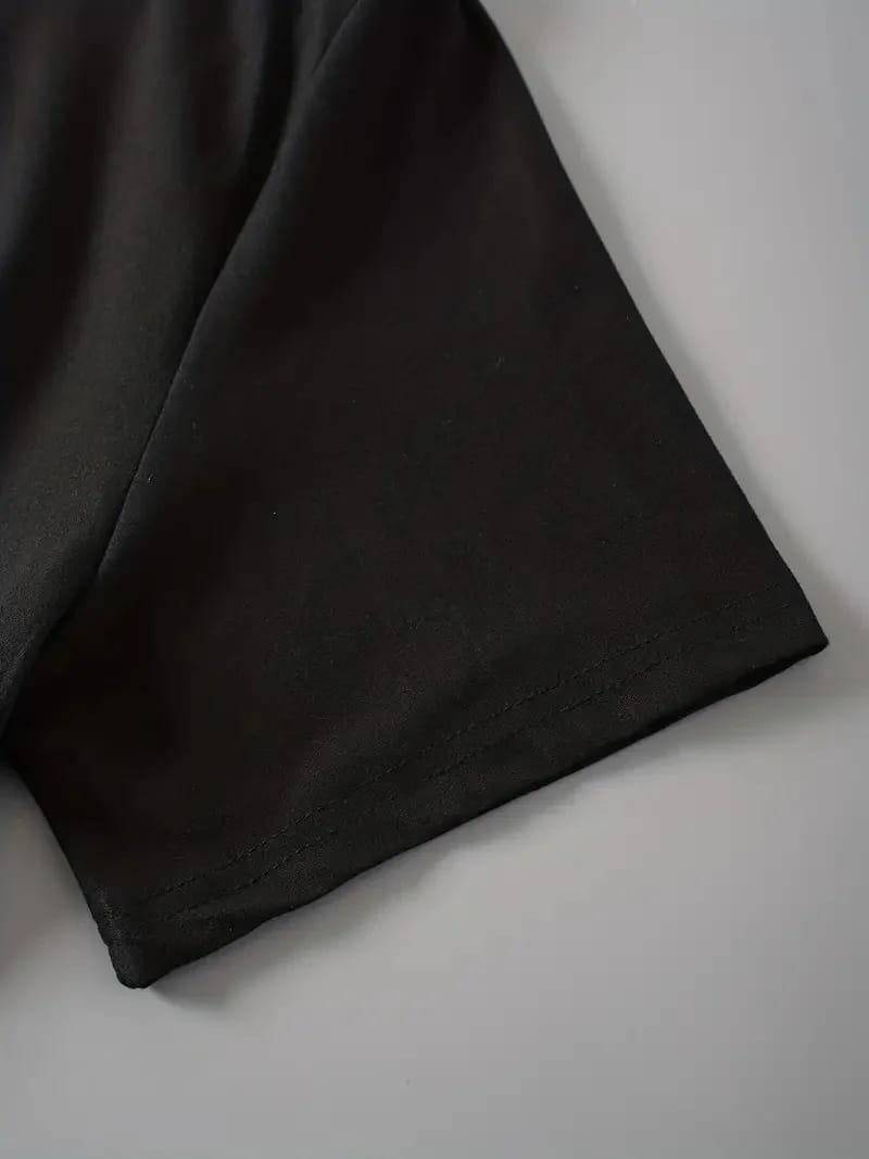 schwarzes Baumwoll-Kurzarm-Freizeit-T-Shirt mit glatter, leicht glänzender Oberfläche und Erdbeerprint-Design.