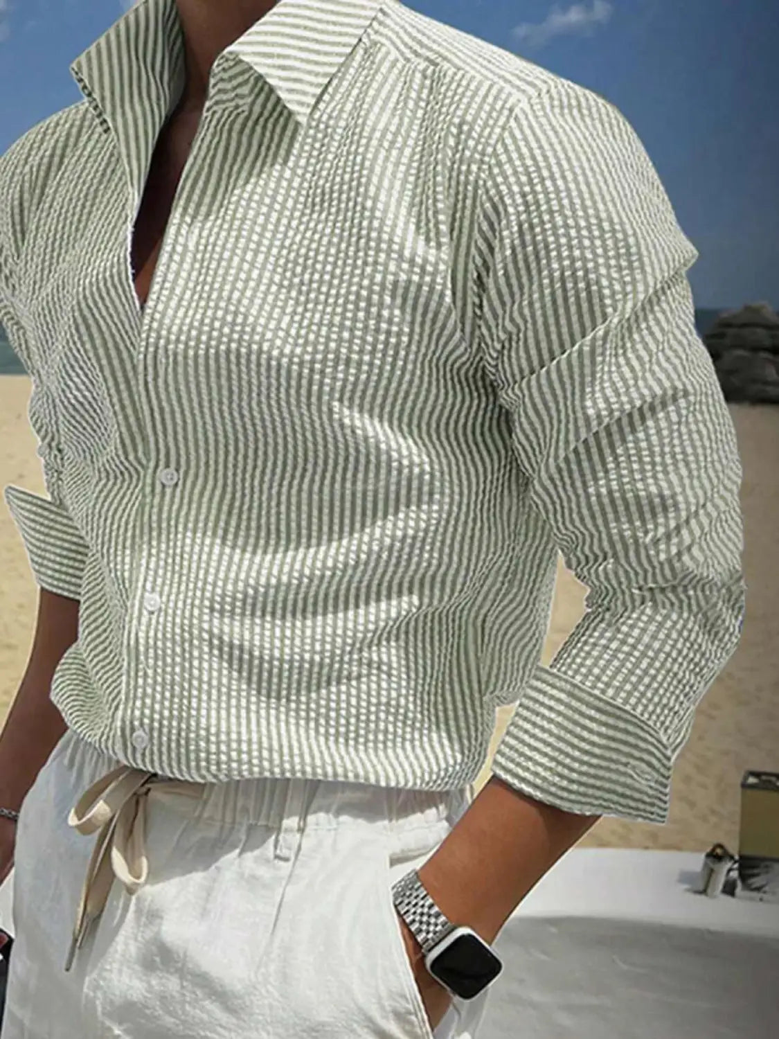 Chemise décontractée boutonnée manches longues à rayures bleues pour homme, avec des rayures verticales vert clair et blanc et un tissage texturé discret.