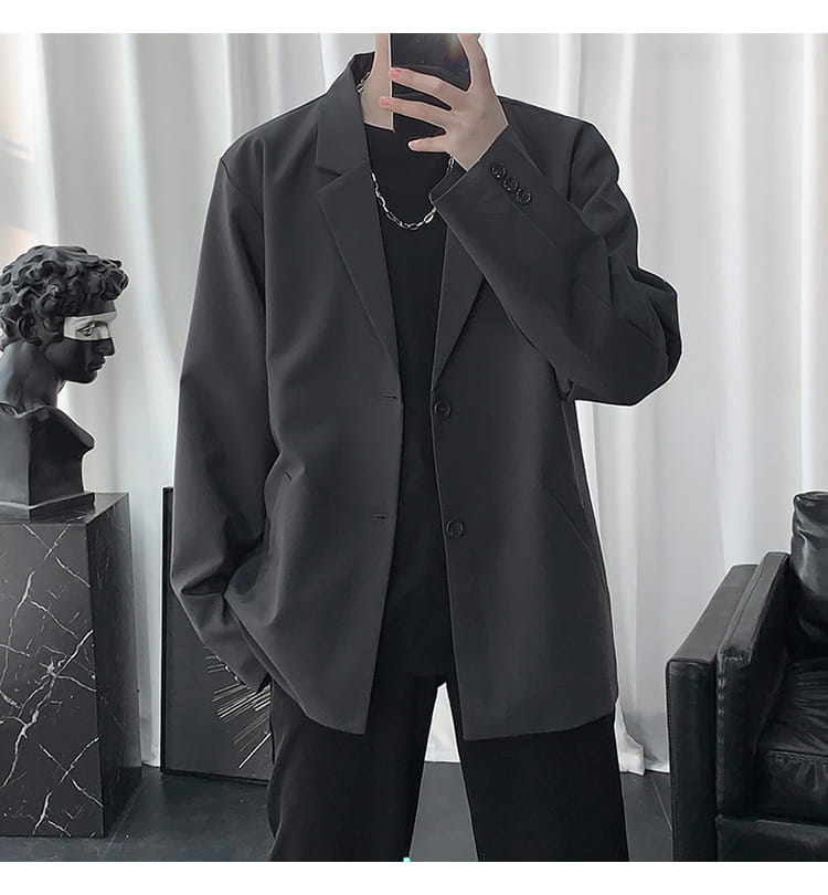 Schwarzer übergroßer Blazer mit legerer Passform und dezentem, hochwertigem Texturdetail, entworfen für den Freizeitgebrauch.