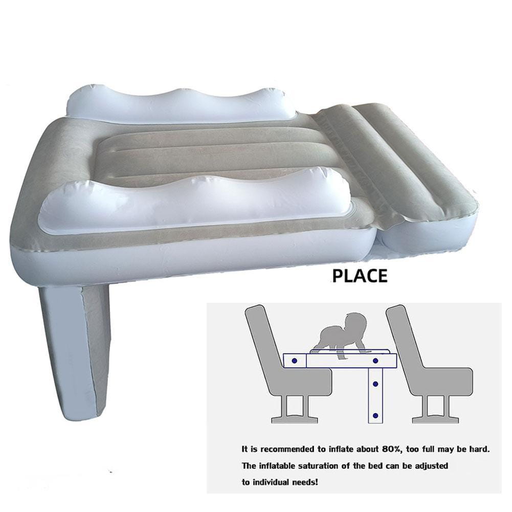 Tragbares Kinderflugzeugbett und Reiseluftmatratze als aufblasbares Campingbett mit weißen und grauen Bereichen, mit eingebautem Kissen für Komfort.