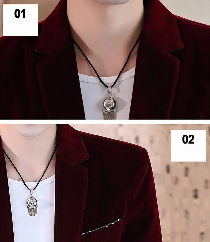 Veste de blazer en velours à coupe slim pour homme, assortie d’un collier pendentif métallique argenté présentant une conception cylindrique texturée évoquant un microphone ou un haut-parleur vintage