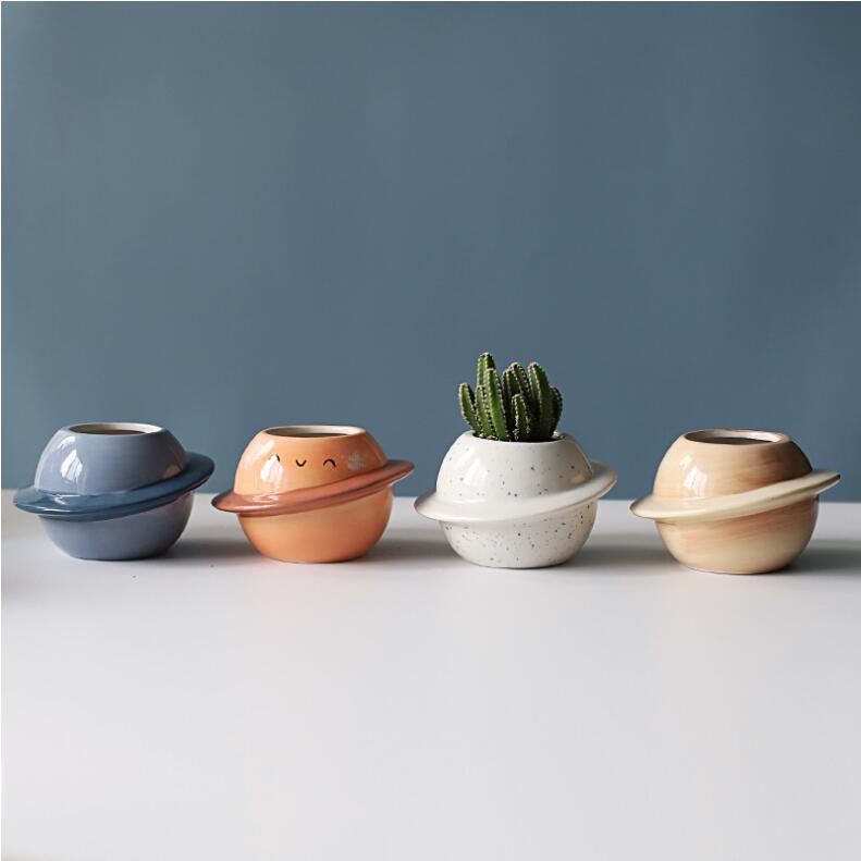 Keramik-Planetenförmige Desktop-Pflanzgefäße mit Ringakzenten in gedeckten Blautönen, Pfirsich-, gesprenkelten Weiß- und Beige-Nuancen.