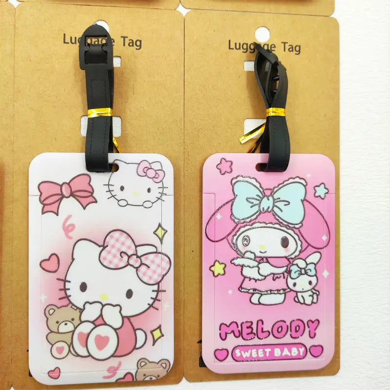 Ensemble d’étiquettes de bagage Hello Kitty comportant des labels d’identification de valise au design cartoon Hello Kitty et My Melody rose et blanc, avec des sangles noires pour une fixation aisée.