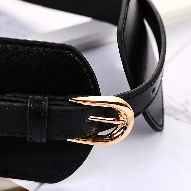Ceinture corset large en simili cuir noir pour femme avec boucle ton doré.