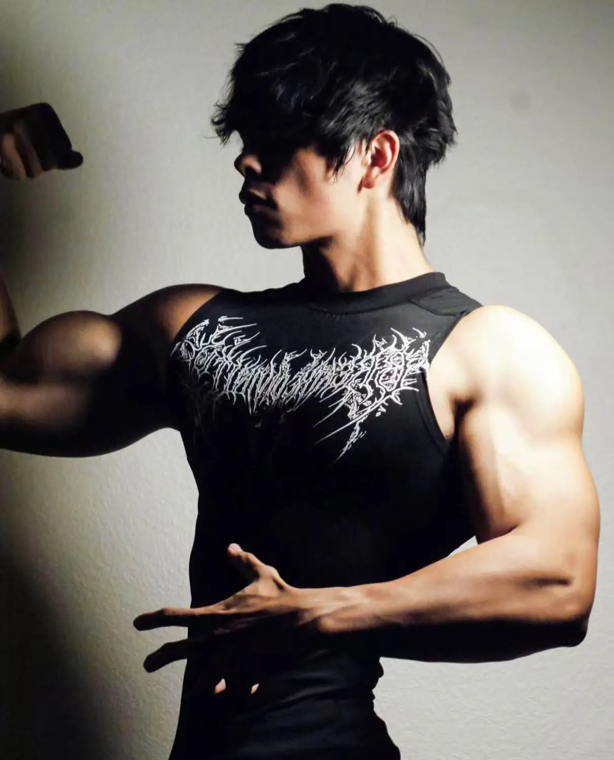 Camiseta sin mangas negra de secado rápido, tipo camisole deportiva, con diseño gráfico gótico blanco intrincado para uso en fitness.