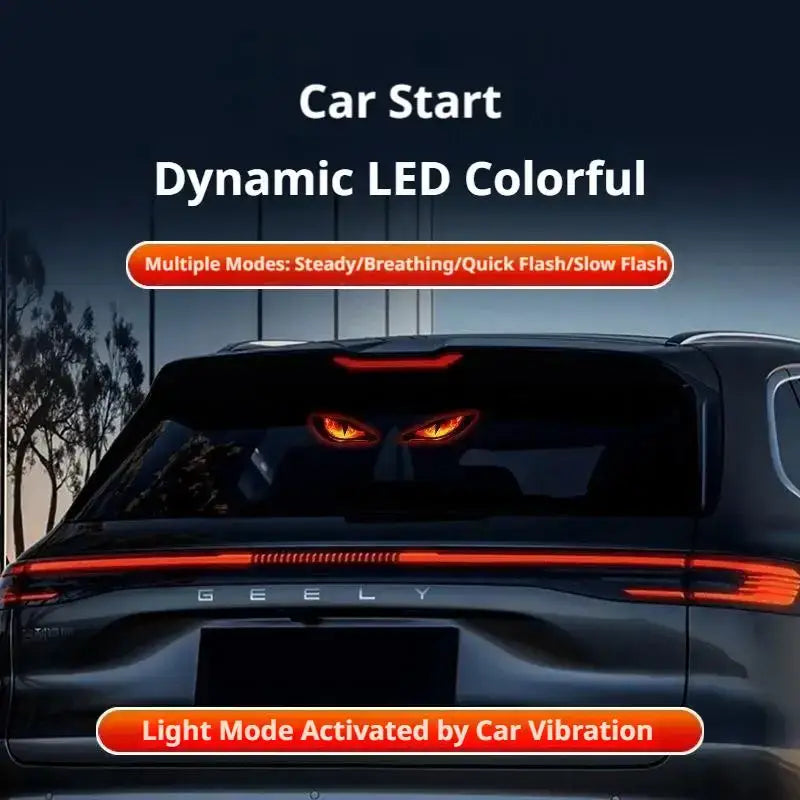 lampe d’avertissement solaire rouge à DEL dynamique avec ventouses et motif d’œil de démon, les yeux lumineux étant visibles sur la face arrière d’une vitre arrière de véhicule Geely noire