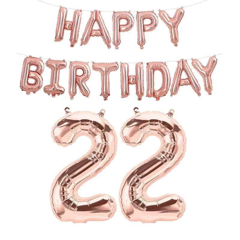 Bannière de ballons en feuille or rose comprenant « Joyeux anniversaire » et le numéro 22 dans un ensemble de ballons or rose numérotés pour un anniversaire.