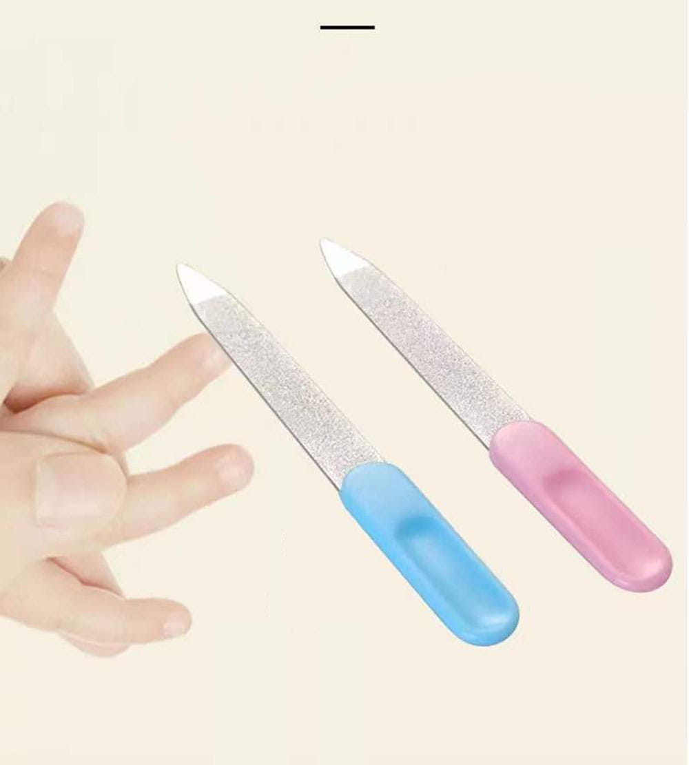 Ein Paar Baby-Gesundheits- und Pflege-Set-Nagelfeilen mit pinkfarbenen und blauen Kunststoffgriffen sowie strukturierten Metallklingen für eine besonders schonende Nagelpflege.