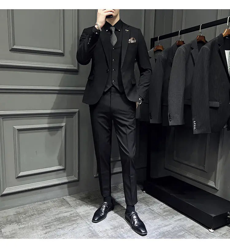 Ensemble de costume trois pièces noir slim fit pour homme, avec coupe sur mesure, texture discrète et 9 pantalons courts à la cheville, comprenant un type de fermeture par boutons.