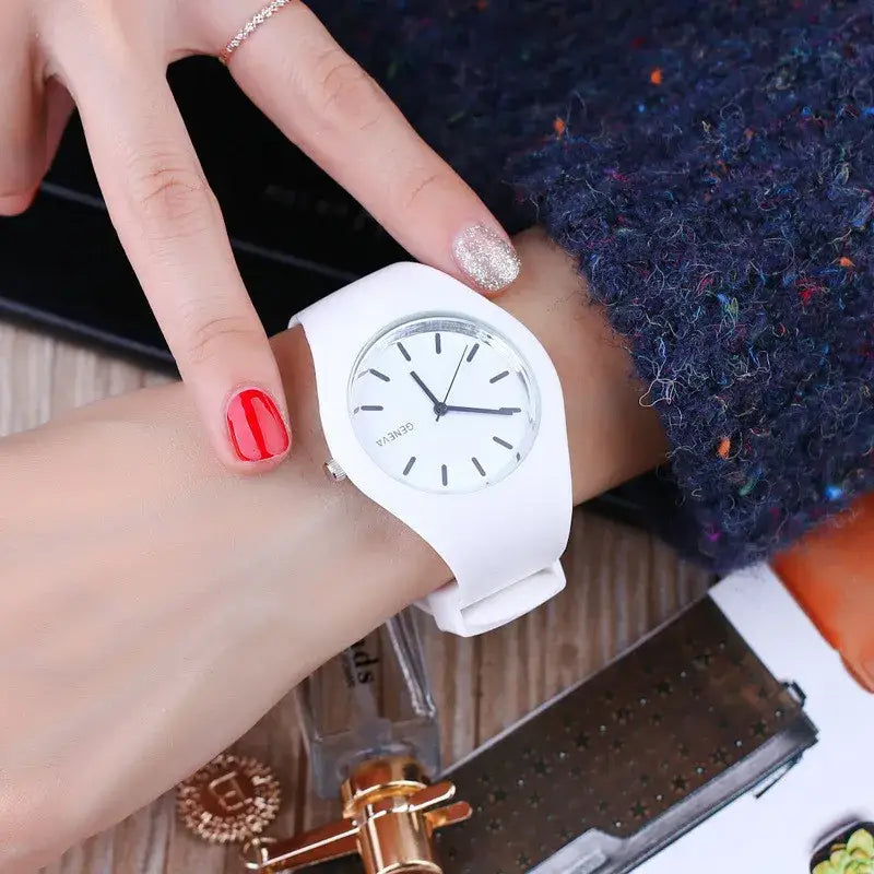 Montre à quartz pour femmes Genève en silicone blanc, cadran blanc épuré avec marqueurs bâtons noirs minimalistes, conçue pour un usage vestimentaire décontracté.