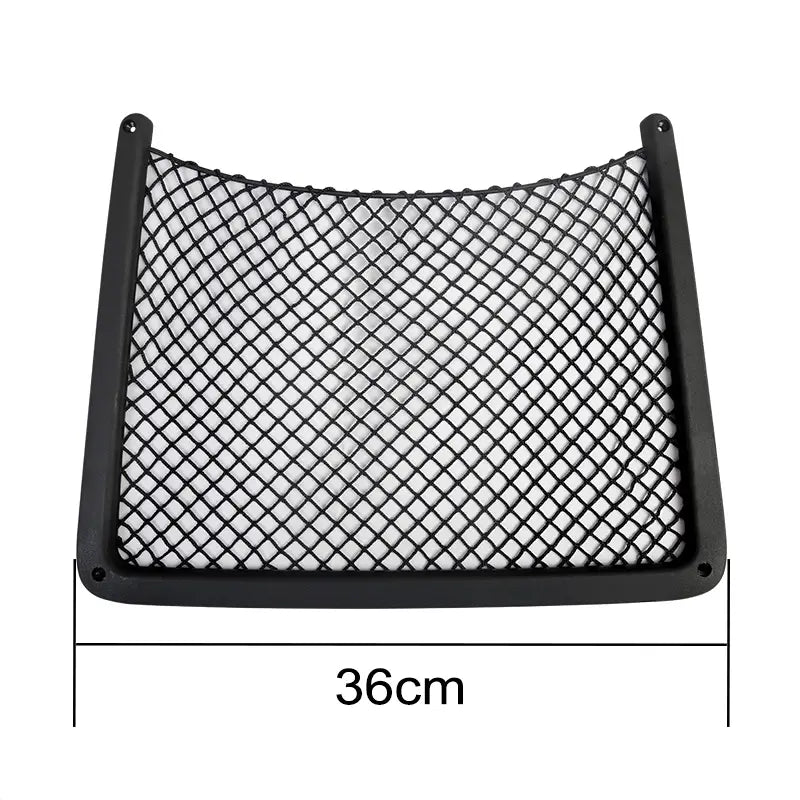 Organizador de malla para respaldo de asiento Audi en negro con un marco de plástico resistente, mostrado desde el lado posterior, para el almacenamiento del maletero del automóvil.