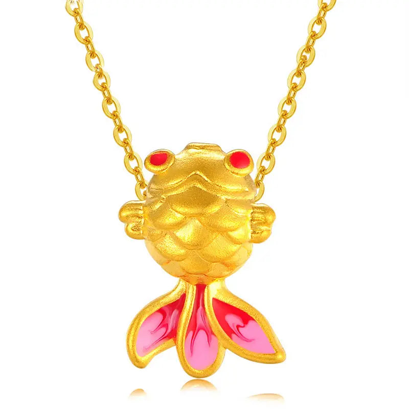 Collier pendentif poisson en or 24 carats, présentant des yeux émaillés rouges et des nageoires émaillées roses.