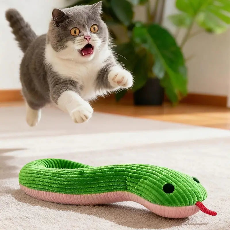 ピンクの腹部と赤い舌を備えた緑のコーデュロイのヘビの犬おもちゃのぬいぐるみペット玩具。ソフトなヘビのおもちゃの種類として設計されています。