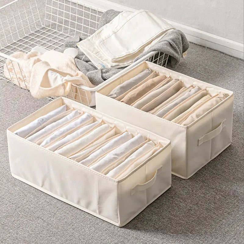 cremefarbene Stoff-Wäscheaufbewahrungsbox mit eingebauten Trennwänden zur geordneten Aufbewahrung gefalteter Kleidung im Kleiderschrank und zur Aufbewahrung von Jeans.