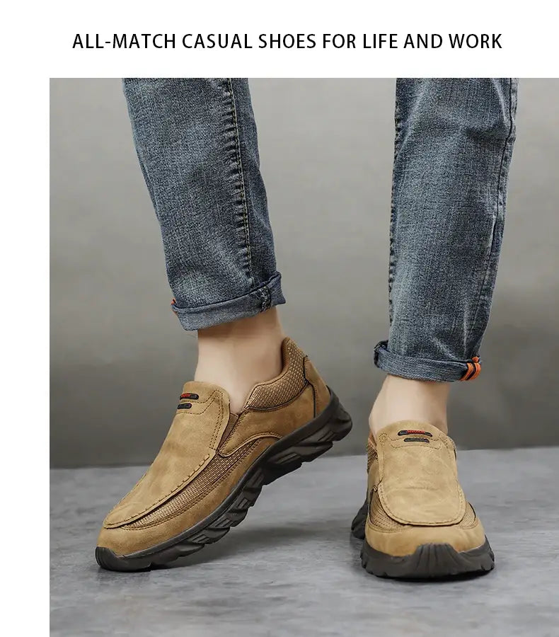 Herren-Lederschuhe im lässigen Stil als Slip-Ons aus beigem Wildleder mit schwarzen Gummisohlen und subtilen roten Branding-Details.