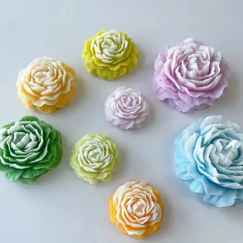 des bougies en forme de roses, colorées et finement superposées, dans des tons pastel, réalisées à l’aide de l’outil DIY en résine pour savon floral, moule en silicone pour bougie de pivoine.
