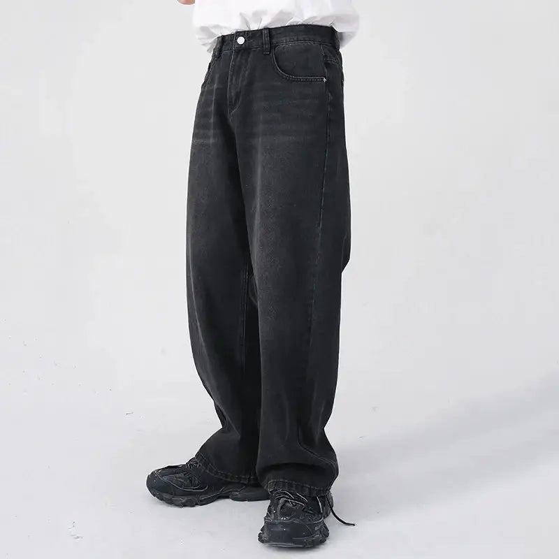 Herren schwarze Wide-Leg-Denim-Jeans mit entspannter Passform und dezentem Ausbleichen auf weichem Denim-Material.