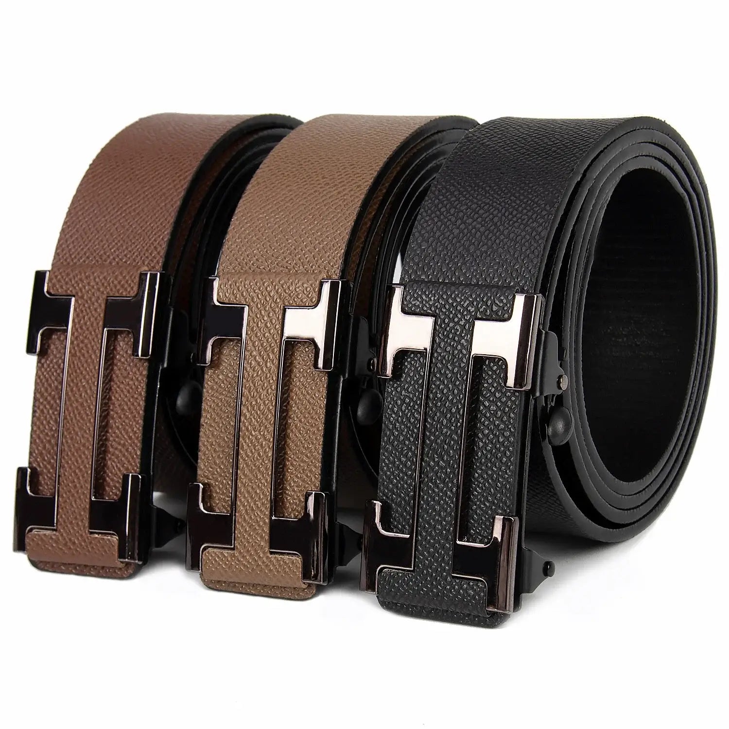 Trois ceintures d’affaires en cuir pour homme avec des boucles en H distinctives sur une surface en cuir texturé marron et noir.