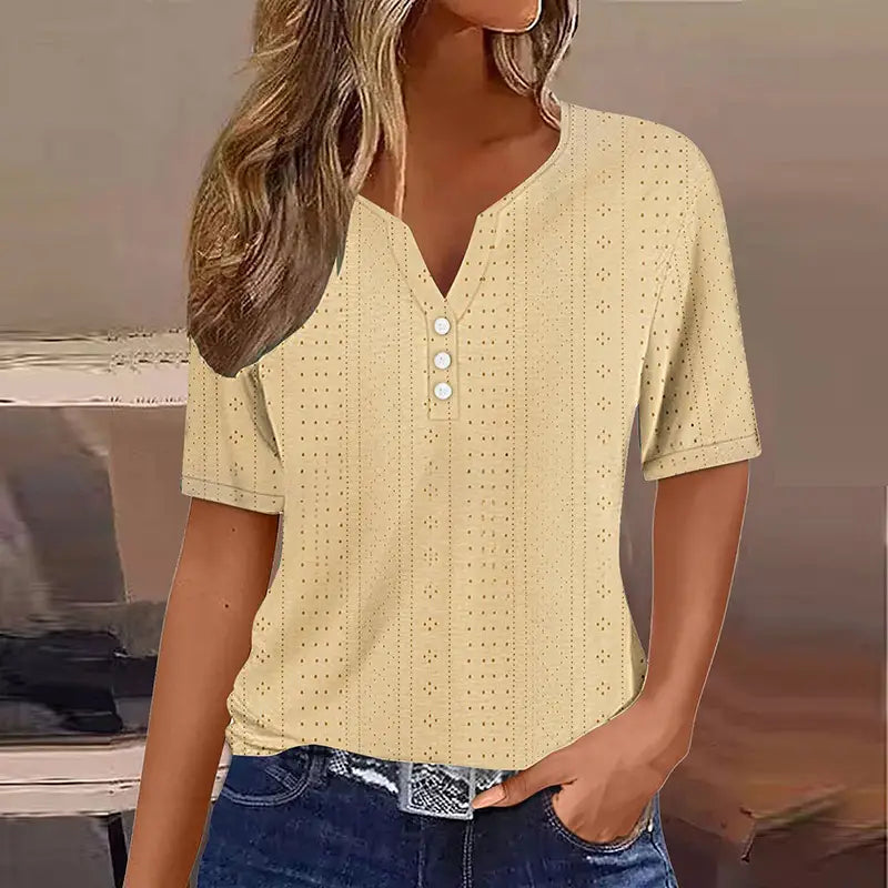 T-shirt boutonné pour femmes à encolure en V et manches courtes, de couleur jaune clair, avec un décolleté en V et trois boutons blancs alignés sur le devant.