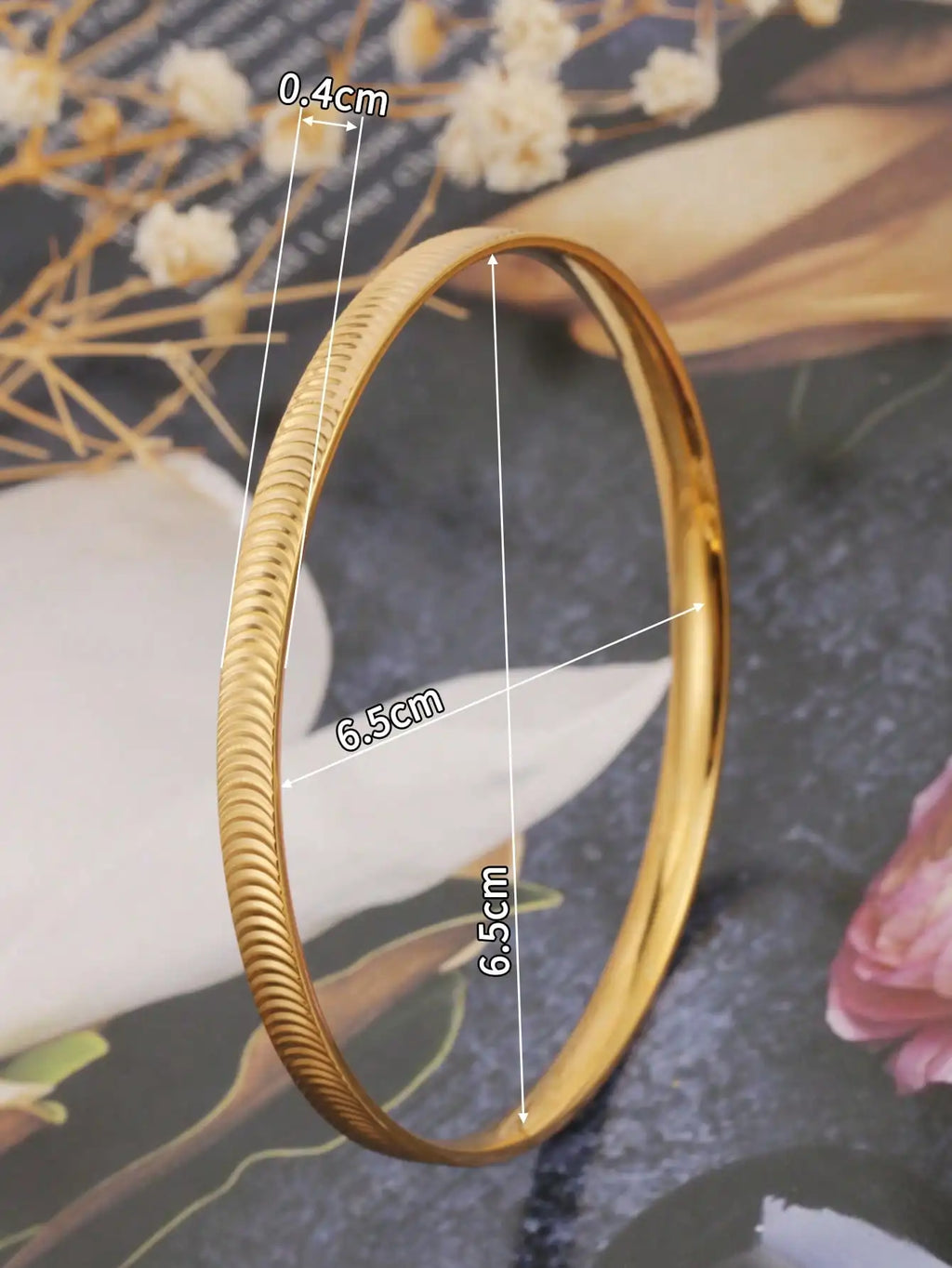 1 Piece of Striped, Polished, 18K Gold-Plated Stainless Steel Closed Bracelet, Trendy and Elegant, Unique and Fashionable, Suitable for Women to Wear Daily to Work or Commute, a Great Gift for Friends, a Gift for Girlfriend,