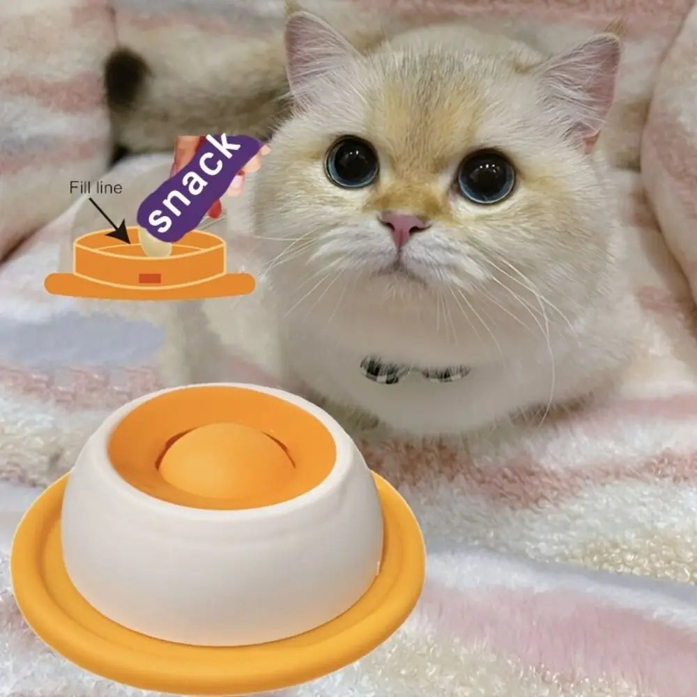 猫のおやつ用に、ドーム型のトップと安定したベースを備えた、オレンジと白のシリコン製スローフィーダー（ペット用リックボウル）。
