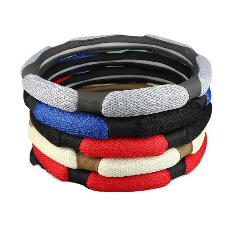 Gestapelte Universal-Lenkradhüllenbezüge 38 cm aus Wildleder und Mesh in Schwarz, Grau, Blau, Rot und Beige mit Mesh- und gummierten Abschnitten.