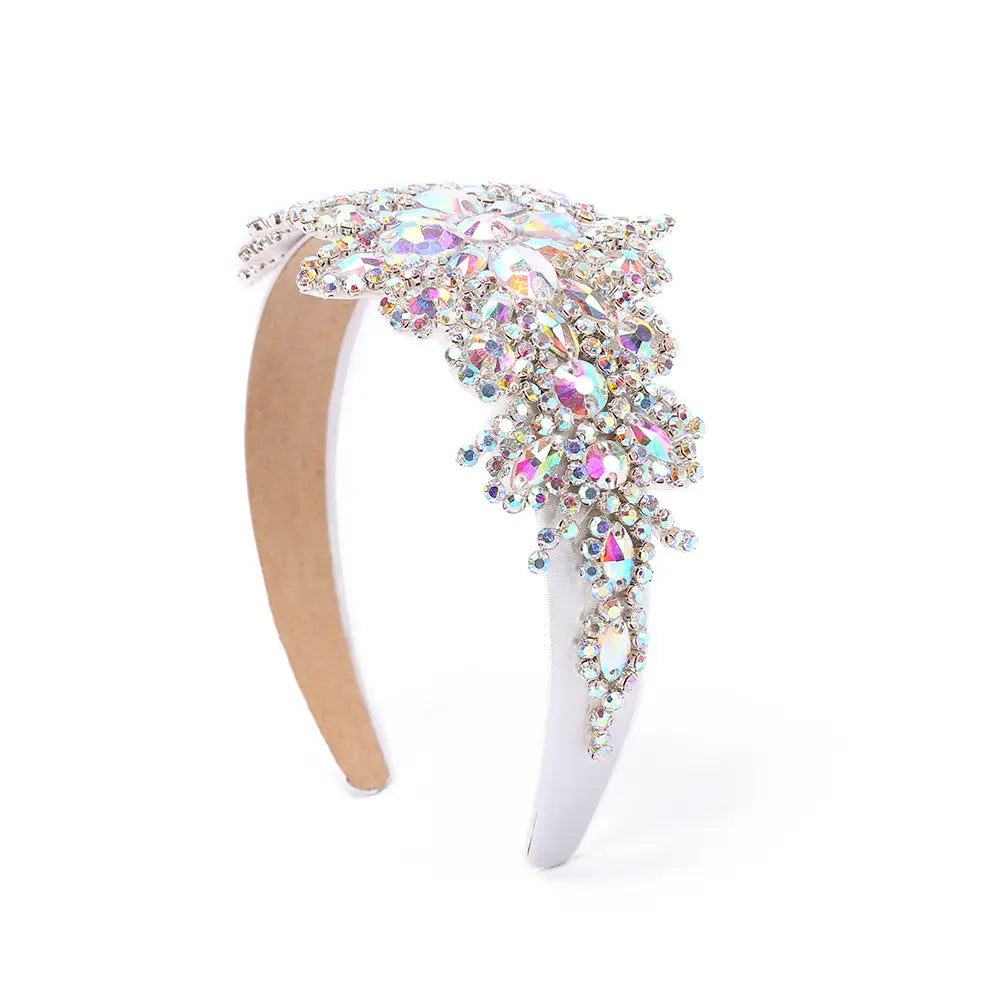 Serre-tête de fleurs en strass argenté étincelant, avec des cristaux irisés en cascade et de petites pierres transparentes formant un motif floral élégant.