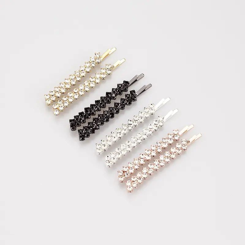 金、黒、銀、ローズゴールドの各色調を備えた5個セットのクリスタル・ラインストーンヘアクリップで、ラインストーンをちりばめたデザインです。