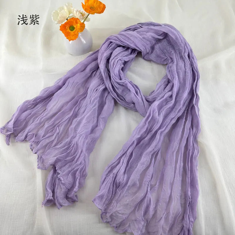 Écharpe en coton et lin plissé violet clair doux, avec une texture de mousseline de chiffon délicatement froissée.