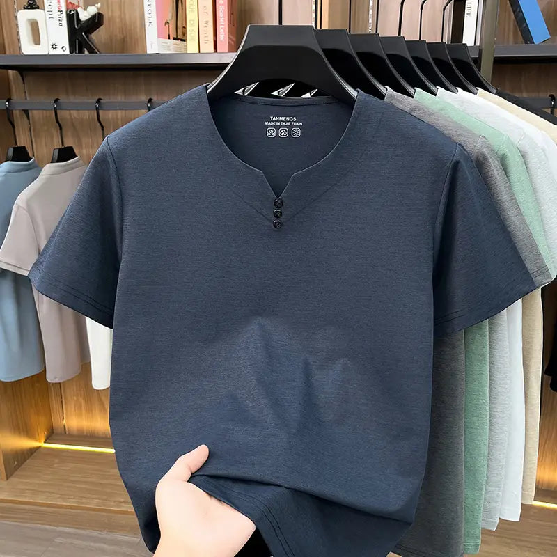 Camisa tipo henley azul marino para hombre de manga corta con escote en V y tres botones negros, camiseta informal tipo henley con textura.
