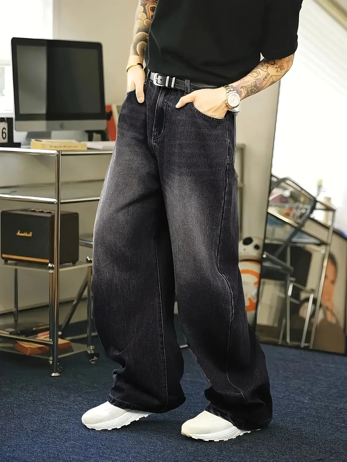 Jeans en denim à jambe large pour hommes au lavage foncé, avec des surpiqûres visibles, présentant une conception rétro streetwear ample.