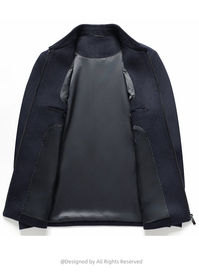 Manteau d’hiver à fermeture éclair pour homme en laine 100 % en mélange de laine noire, avec une doublure contrastante en cuir noir mat et des détails de coutures discrets.